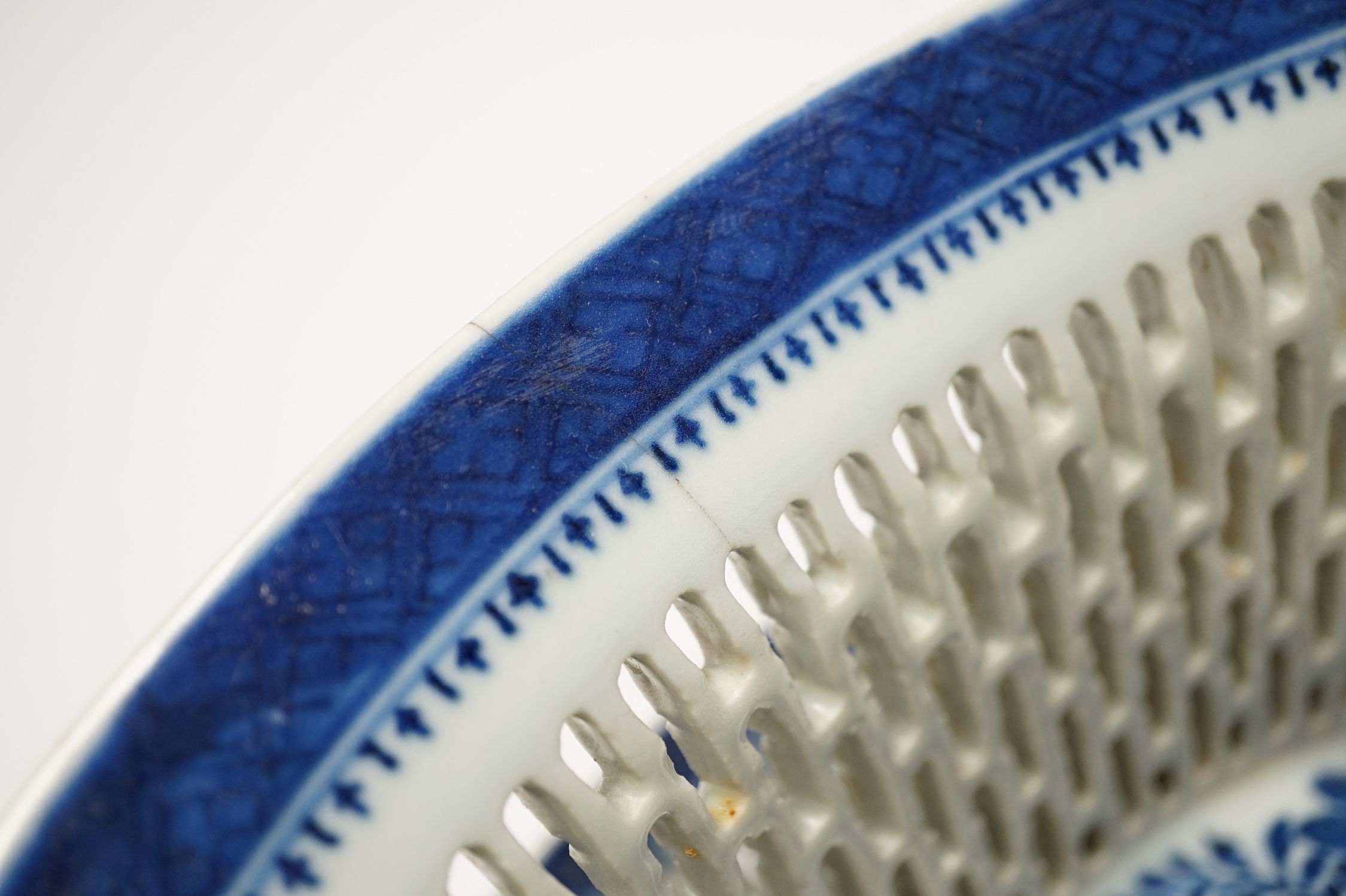 A Chinese export blue and white pierced dish, on stand, Qianlong, largest 28cm wide